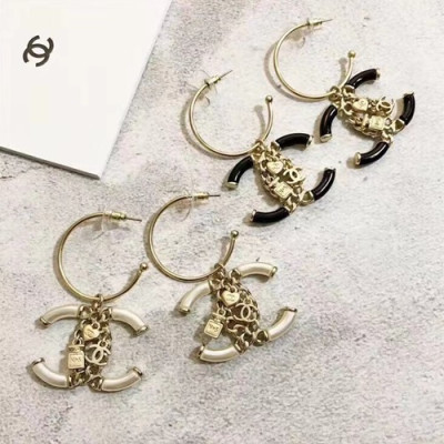 CHANEL  Yellow Gold  Earring - 샤넬  여성용 18k도금 옐로우 골드 귀걸이 2색(화이트,블랙)