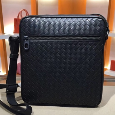 Bottega Veneta Leather Black Messenger Shoulder Bag,28cm - 보테가 베네타 레더 블랙 남성용 메신저 숄더백 BVB0082,28cm