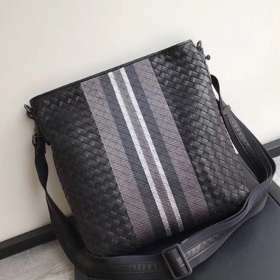 Bottega Veneta Leather Black Messenger Shoulder Bag,32cm - 보테가 베네타 레더 블랙 남성용 메신저 숄더백 429043,BVB0098,32cm