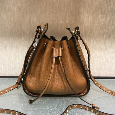 Valentino 2019 Leather  Rockstud Bucket Small Shoudler Bag,20CM - 발렌티노 2019 레더 락스터드 버킷 스몰 숄더백,VTB0387,20CM,브라운