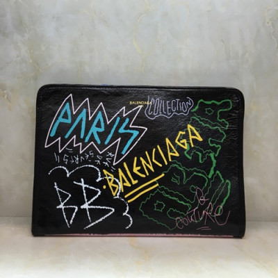 [매장판]Balenciaga 2019 Graffiti Classic Clutch Bag,32CM - 발렌시아가 2019 그래피티 클래식 남여공용 클러치백,BGB0143,32CM,블랙