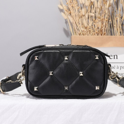 [귀여움 뿜뿜]Valentino 2019 Leather Garavani Boomstud Camera Small Shoudler Bag,18CM - 발렌티노 2019 여성용 레더 가라바니 봄스터드  카메라 스몰 숄더백 ,VTB0477,18CM,블랙