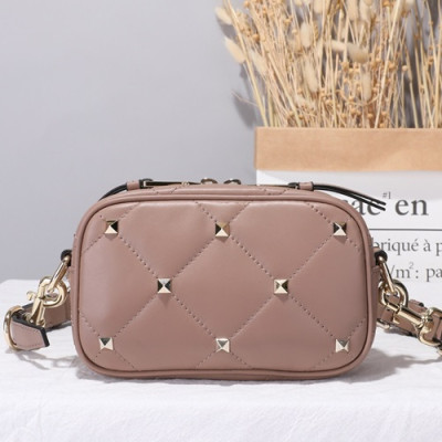 Valentino 2019 Leather Garavani Boomstud Camera Small Shoudler Bag,18CM - 발렌티노 2019 여성용 레더 가라바니 봄스터드  카메라 스몰 숄더백 ,VTB0528,18CM,연핑크