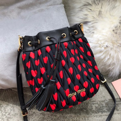 MiuMiu 2019  Matelasse Bucket Shoulder Cross Bag,18cm - 미우미우 2019 마틀라세 버킷 숄더 크로스백,5BE014, MIUB0210 , 18cm,블랙