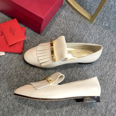 Valentino 2019 Ladies Tassel Metal Logo Loafer - 발렌티노 2019 여성용 태슬 메탈 로고 로퍼 VTS0029.Size(225 - 250).화이트