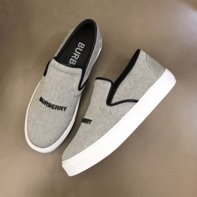 버버리 남성 이니셜 그레이 슬립온 - Mens Gray Slip-ons - bur04396x