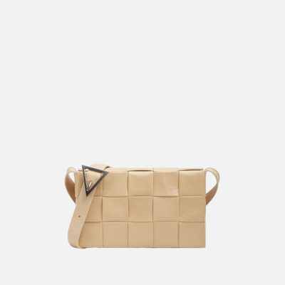 보테가베네타 남성 페이퍼 카프스킨 카세트백 【매장-300만원대】 - Bottega Veneta Mens Beige Cross Bag - bv120x